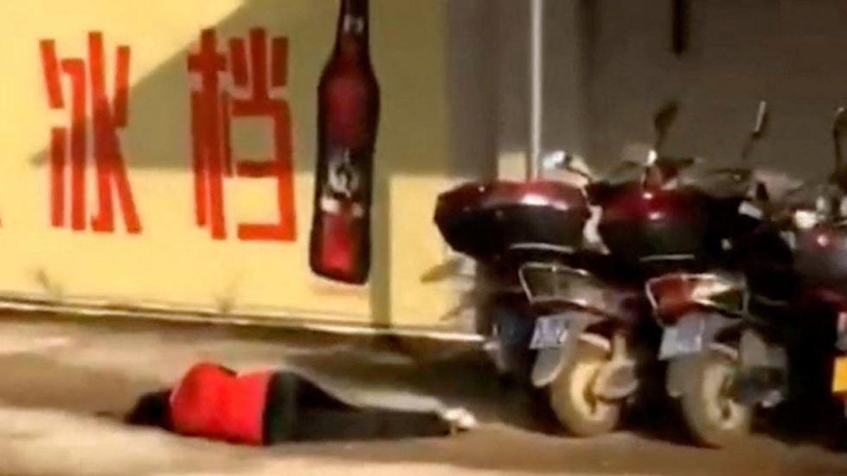 Una de las v&iacute;citmas adultas, tendida sobre la calle cerca de la guarder&iacute;a. (Foto: Gentileza Daily Express)