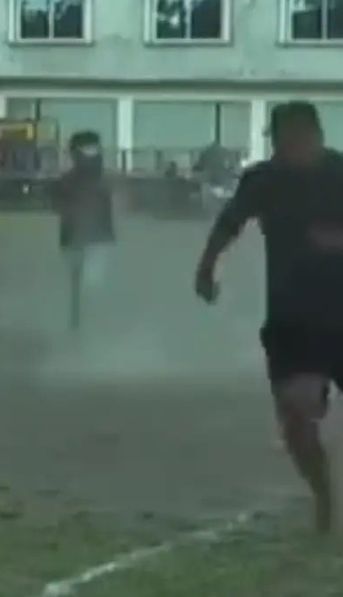 Aterrador: un grupo de sicarios irrumpió a los tiros en pleno partido de fútbol