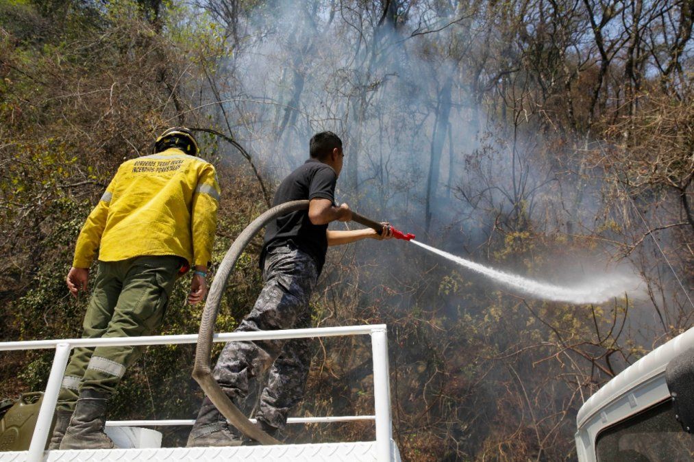 Fuego sin control: el Gobierno envió aviones y brigadistas para contener incendios en 13 provincias