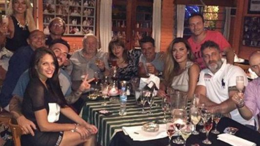 Barbie Vélez y Fede Bal, abrazados en una cena de elenco