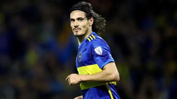 un hincha de boca entro al campo de juego, le declaro su amor a edinson cavani y la reaccion del uruguayo se hizo viral un hincha de boca entro al campo de juego, le declaro su amor a edinson cavani y la reaccion del uruguayo se hizo viral