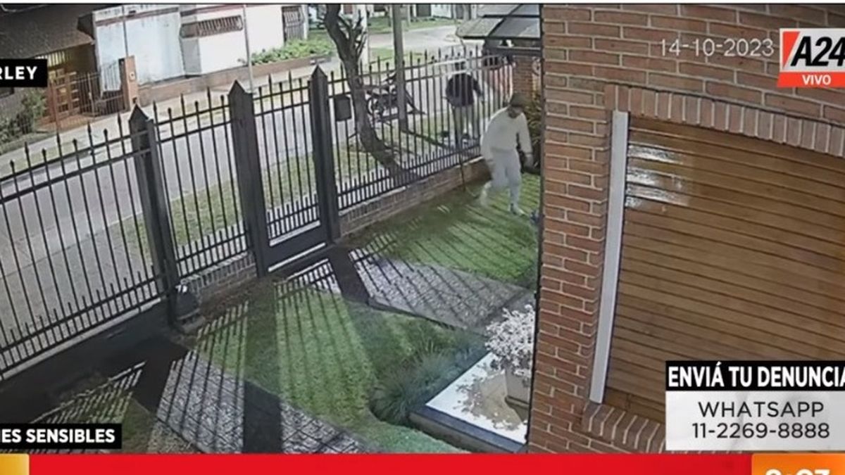 Violento asalto en Temperley: la chica no pudo evitar que los motochorros se lleven el celular (Foto: captura A24).
