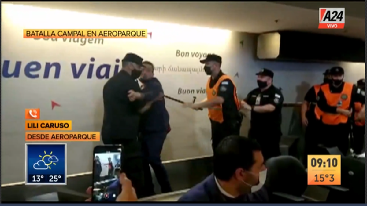 Batalla campal entre trabajadores despedidos de Latam y la Policía (Foto: captura de TV).