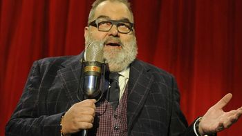 Jorge Lanata se metió en el rubro textil y llevó remeras a sus compañeros de radio