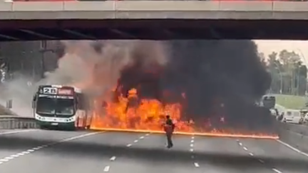 Impactante incendio de un colectivo en la Avenida General Paz. (Foto: Twitter)