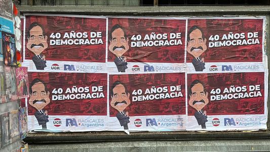 En medio del debate entre Macri y la UCR, Angelici lanzó sugestivos afiches por el aniversario de la democracia