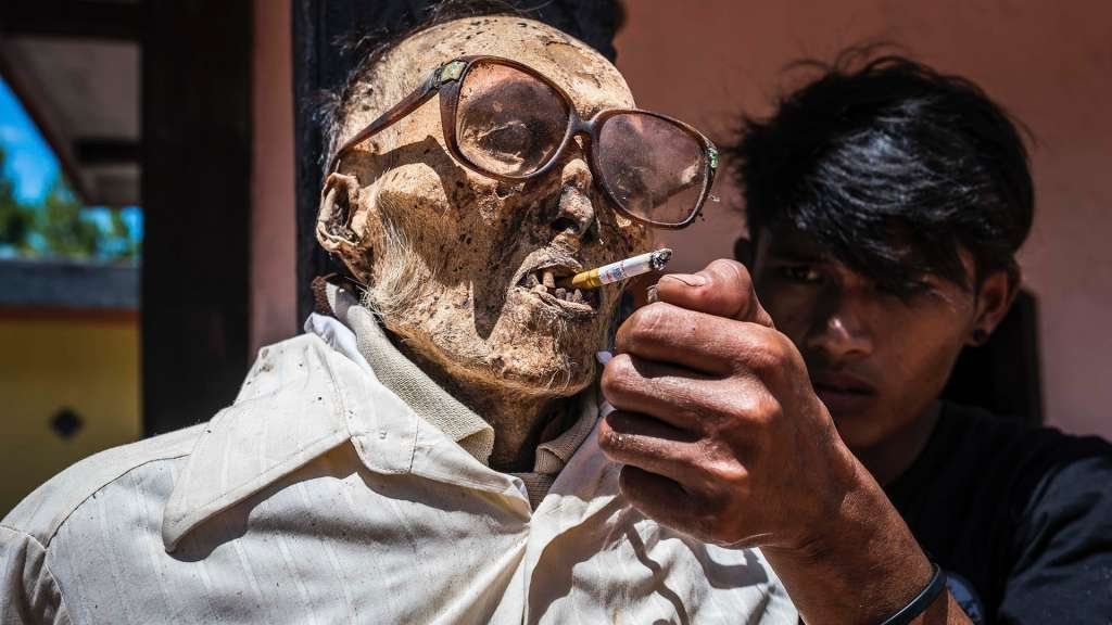 Quiénes son los torajas, que cuidan y limpian a los seres queridos muertos como si estuvieran vivos