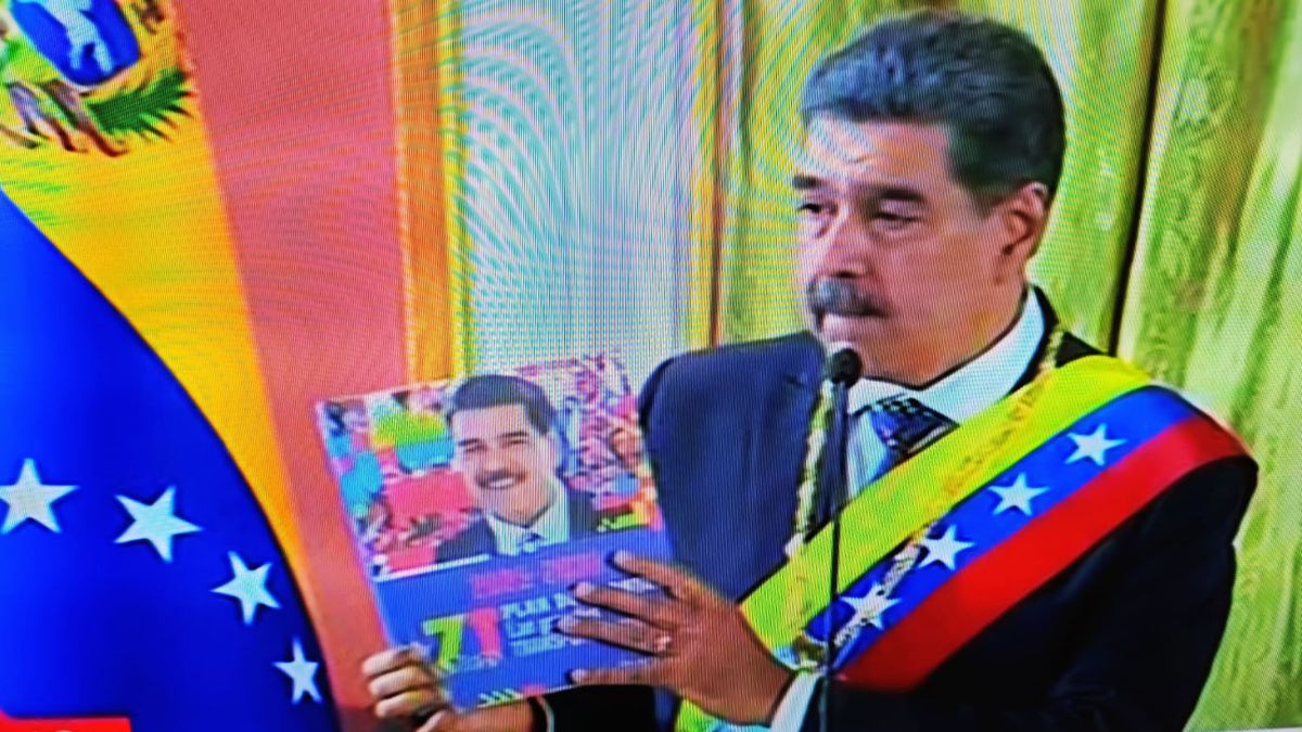 Maduro presentó un plan de gobierno en un libro con su propia imagen. (foto: Captura de TV)