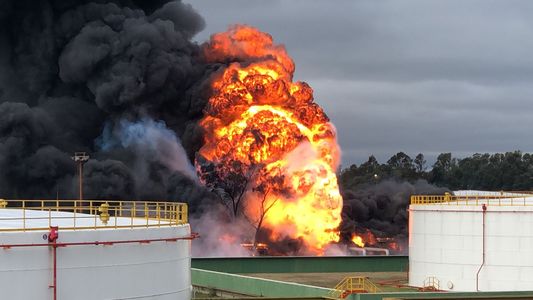 Controlaron el impactante incendio en la refinería de YPF en Ensenada
