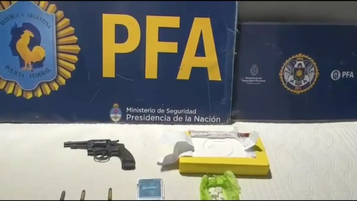 La ahora exfuncionaria de Morón se encuentra prófuga de la Justicia. En el allanamiento en su casa encontraron armas y drogas. (Foto. PFA)