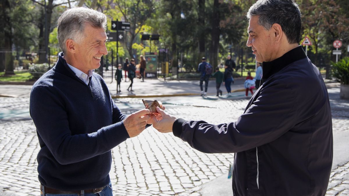 Mauricio Macri dijo que su primo es la versión 3.0 del PRO en la Ciudad y le dio un particular obsequio. (Prensa)