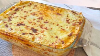 Lasaña de carne y queso casera, con salsa bechamel y una cubierta dorada.