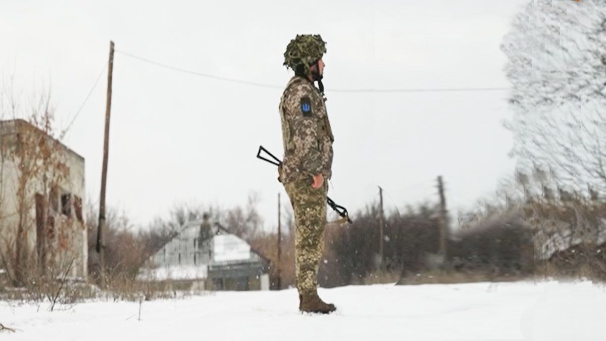 Soldado de Ucrania en la frontera con Rusia (Foto: AP)