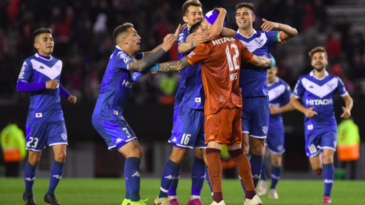 Superliga: Hoyos coronó su gran noche con un penal atajado y fue la gran figura de Vélez en el triunfo ante River