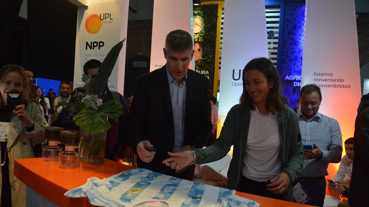 Firma de goleador: Martín Palermo atendió a los fanáticos que se acercaron hacia el stand de UPL en busca de su firma. 