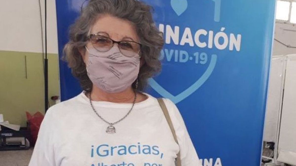Haydee Aguilar exhibe la remera que lució en el momento de la vacunación.