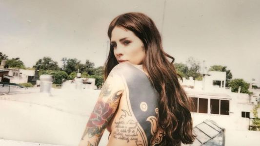 Cande Tinelli desnuda con otra mujer en una campaña