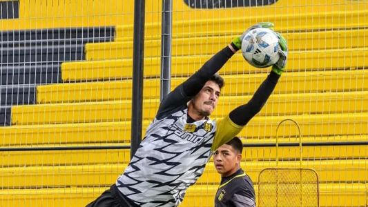 Conmoción en el fútbol argentino: el arquero de Deportivo Madryn sufrió un paro cardiorrespiratorio en plena pretemporada