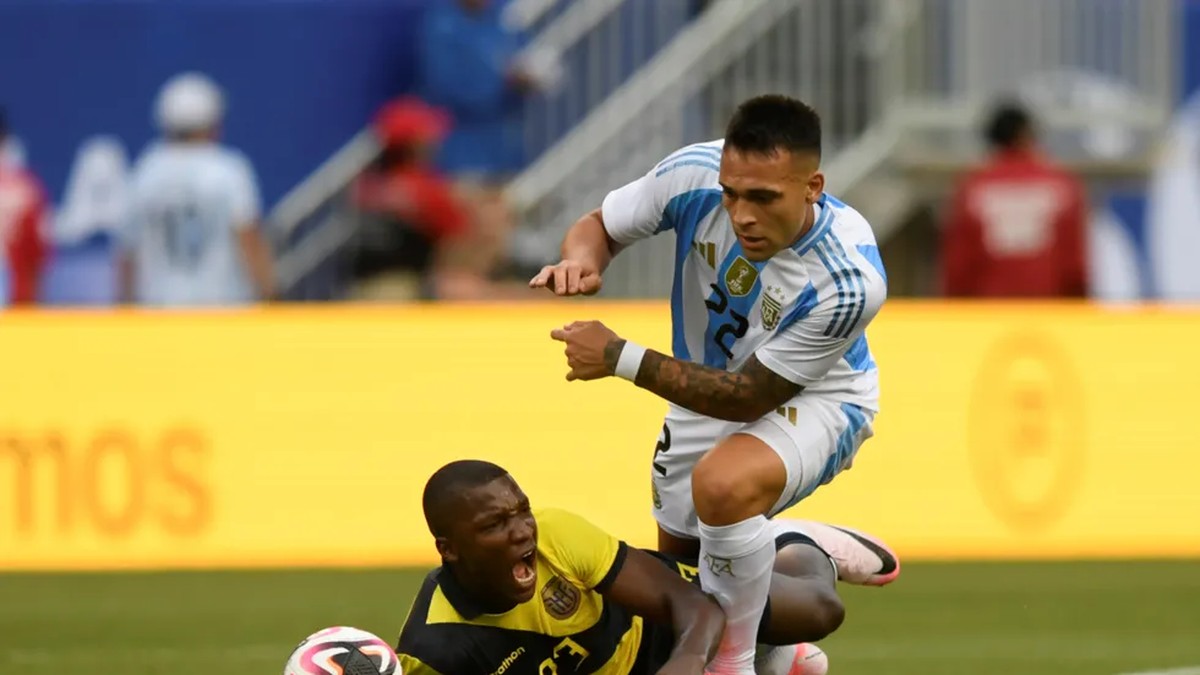 Lautaro Martínez en el último duelo entre Argentina y Ecuador