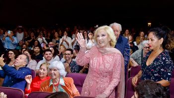 mirtha legrand fue al teatro a ver la comedia protagonizada por veronica llinas y fue ovacionada