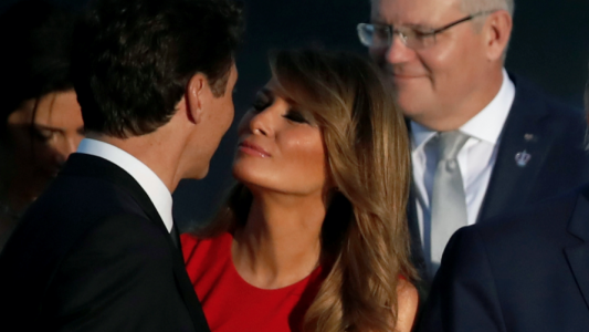 El beso entre Melania Trump y Justin Trudeau que recorre al mundo