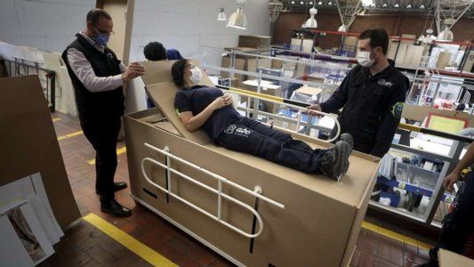Crearon una cama para hospital de cartón que se convierte en ataúd