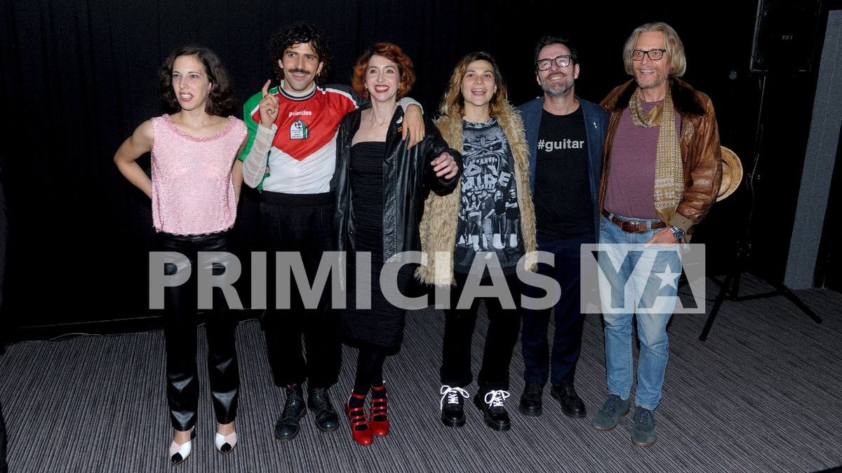 Sofía Gala y elenco 2.png