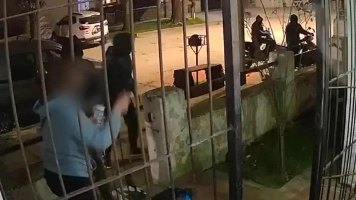 Las imágenes del violento robo quedaron registradas en cámaras de seguridad. 