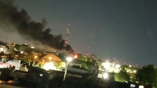 Tremendo incendio en una fábrica en Avellaneda: trabajan 17 dotaciones de bomberos