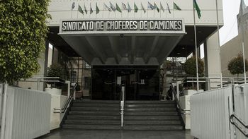Por el bloqueo que sufrió una empresa en San Pedro, allanaron la sede central de Camioneros