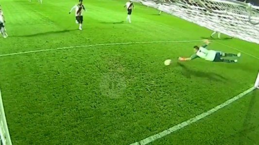 ¡Es imbatible! Armani sacó una pelota imposible y sigue con su invicto