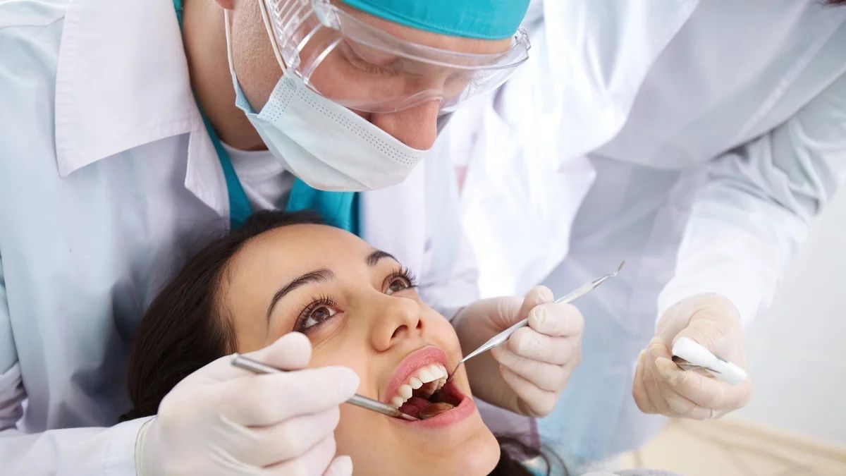 Salud dental: 10 h&aacute;bitos para una sonrisa radiante en el D&iacute;a del Odont&oacute;logo.