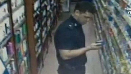 VIDEO: echaron a un policía por robarse una lata de paté en un supermercado
