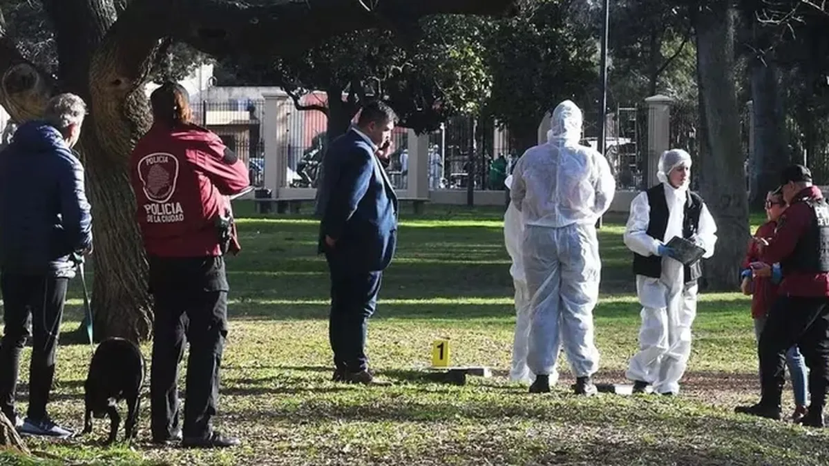 Los investigadores siguen la pista del hombre del buzo rojo. (Foto: archivo)