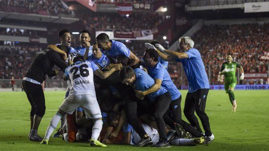 Racing le ganó 3 a 1 como visitante a Independiente, es único líder y dio un enorme paso hacia su sueño
