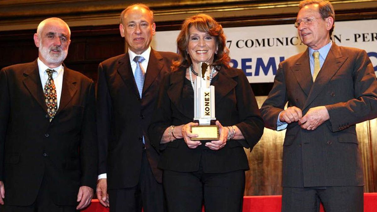 En 2007, Magdalena Ruiz Guiñazú recibió el Premio Konex de Brillante.