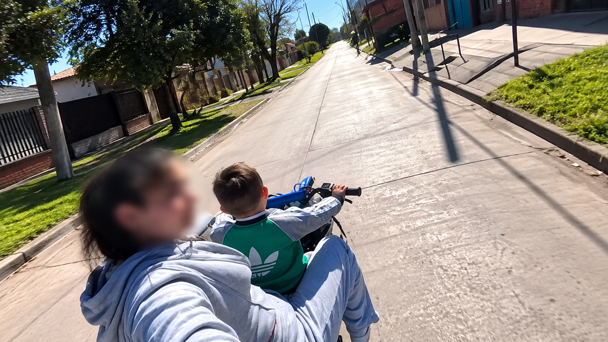 Tras la viralización de las imágenes, intervino la Agencia Nacional de Seguridad Vial. (Foto: captura, mejorada con IA)