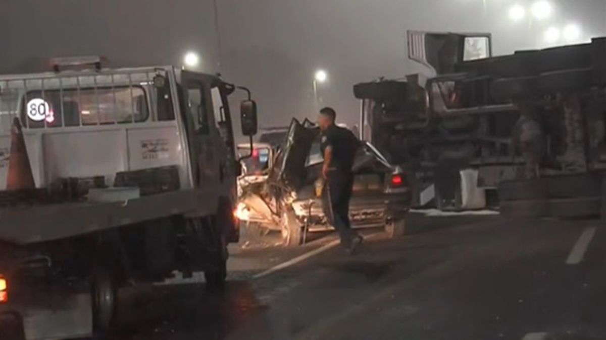 Impactante accidente en la Riccheri: así quedaron un camión volcado y un auto destruido. (Foto: A24.com)