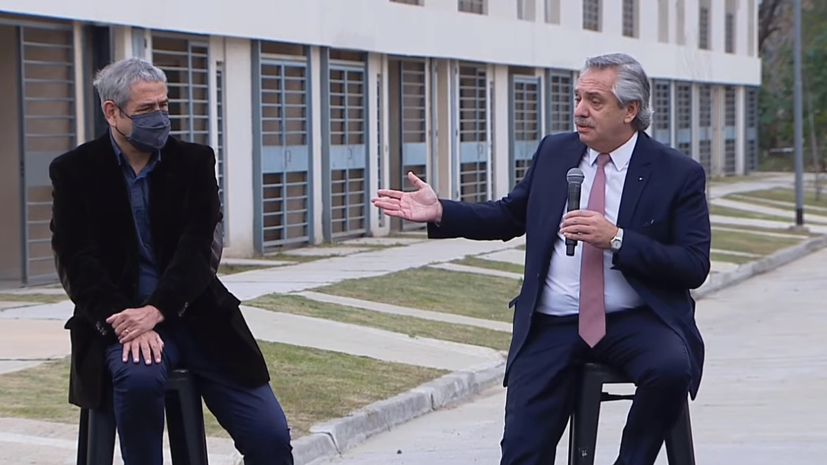 Alberto Fernández encabezó la entrega de la vivienda número 10.000 en el marco del programa Casa Propia y junto al ministro de Desarrollo Territorial y Hábitat