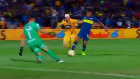 El blooper con la mano de Villa que podría haberle dado el primer gol a Boca contra Rosario Central