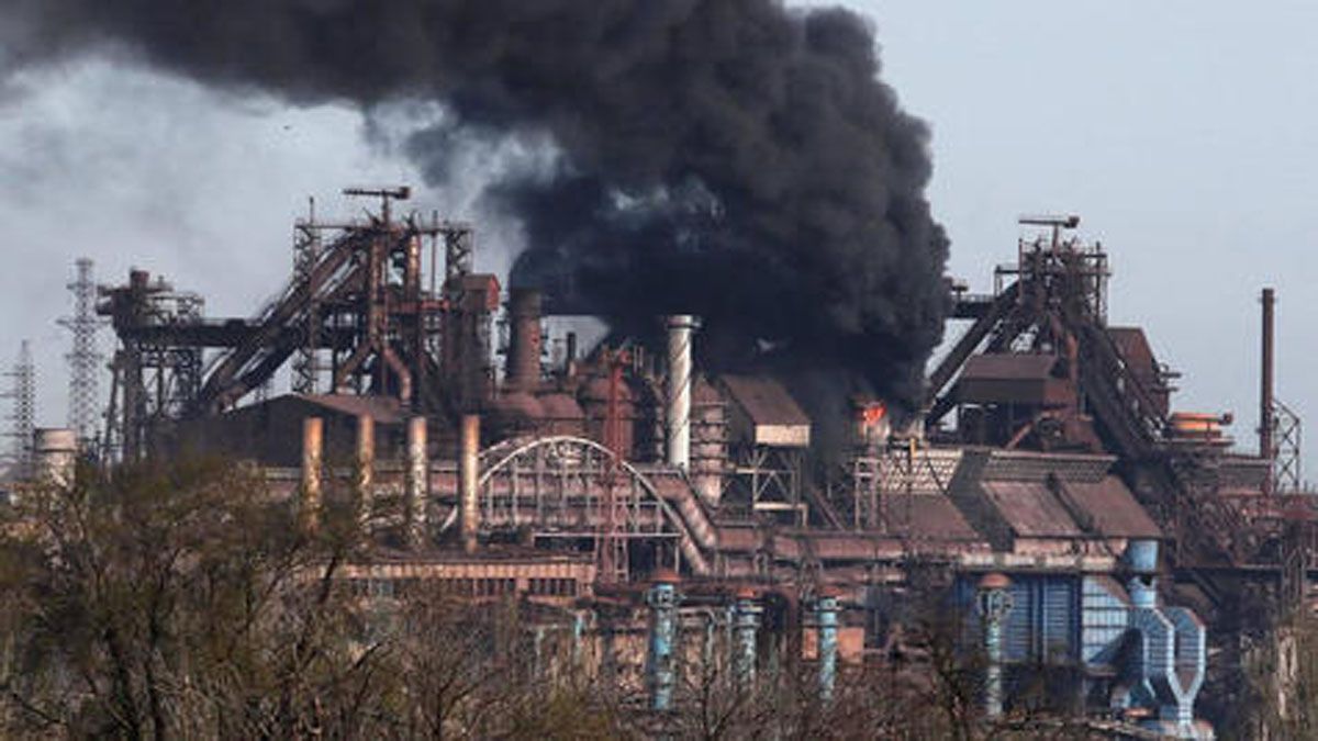 La acería de Azovstal arde por los bombardeos de la intensa ofensiva rusa  ( Foto: AP)