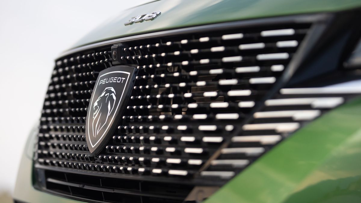 Un nuevo escudo con cabeza de león: el emblema de la parrilla del nuevo Peugeot 308 es el cruce entre las últimas tecnologías y la inspiración de los diseñadores de la marca. No solo define la apariencia del último modelo; también oculta el radar que envía información a los procesadores en su arsenal de ayudas a la conducción.