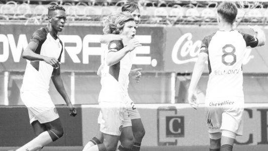 Lanús goleó a San Lorenzo en el Nuevo Gasómetro y lo llenó de dudas