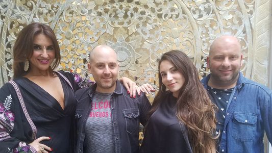 Muscari presenta a los protagonista de Bollywood Carlos Paz
