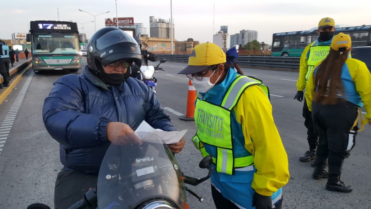 La policía y los agentes de tránsito reforzaron los controles de seguridad en las principales rutas y autopistas en medio de las restricciones a la movilidad (Foto: archivo).