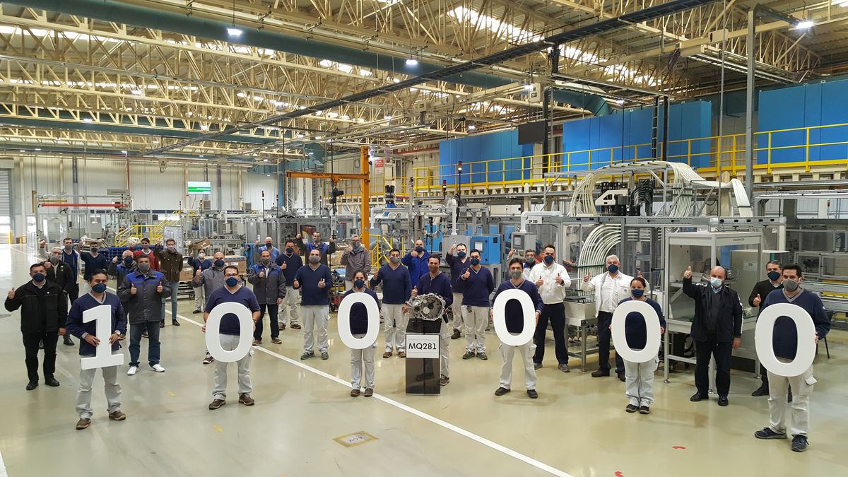 Volkswagen comenzó a fabricar la transmisión el año pasado luego de concretarse una inversión de u$s 150 millones destinados a la actualización de tecnología e infraestructura de las plantas productivas que el Grupo tiene en Córdoba. En dicho centro industrial se producen cajas de transmisión 100% para exportación a destinos como México