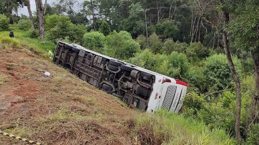 Una mujer argentina y su hijo murieron tras volcar un colectivo en una ruta de Brasil