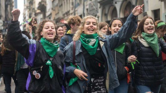 Mendoza: prohíben que las alumnas lleven pañuelos verdes y celestes en las aulas
