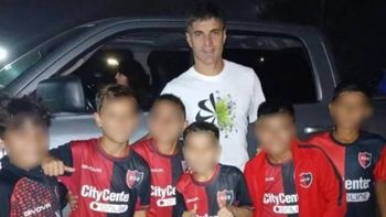 La durísima sanción que Newells le aplicó a niños de nueve años por fotografiarse con un jugador de Rosario Central