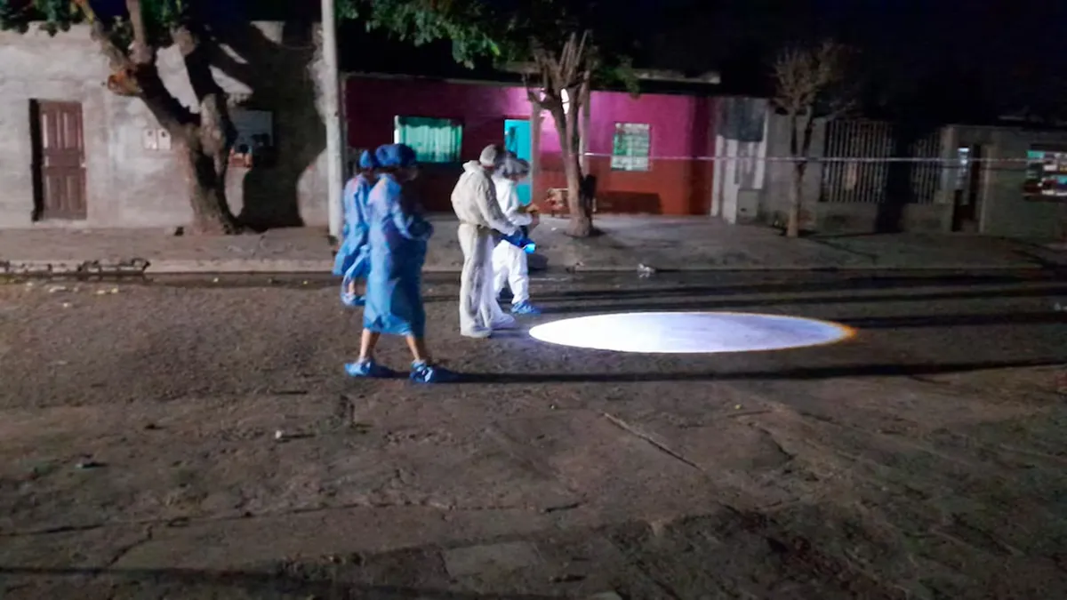 Una nena de 7 años fue baleada en la cabeza mientras jugaba en el patio de su casa y está en estado crítico.&nbsp;